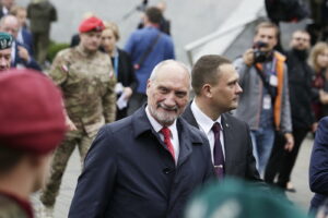 05.09.2017 Kielce. Międzynarodowy Salon Przemysłu Obronnego. Minister obrony Antoni Macierewicz podczas apelu klas mundurowych / Jarosław Kubalski / Radio Kielce / Kielce. Międzynarodowy Salon Przemysłu Obronnego.