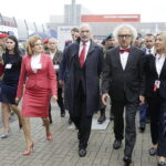 05.09.2017 Kielce. Międzynarodowy Salon Przemysłu Obronnego. Minister obrony Antoni Macierewicz, wojewoda Agata Wojtyszek i Prezes Targów Kielce Andrzej Mochoń / Jarosław Kubalski  /  Radio Kielce / Kielce. Międzynarodowy Salon Przemysłu Obronnego.