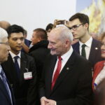 05.09.2017 Kielce. Międzynarodowy Salon Przemysłu Obronnego. Minister Antoni Macierewicz na stoisku Korei Południowej / Jarosław Kubalski  /  Radio Kielce / Kielce. Międzynarodowy Salon Przemysłu Obronnego.