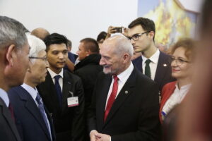 05.09.2017 Kielce. Międzynarodowy Salon Przemysłu Obronnego. Minister Antoni Macierewicz na stoisku Korei Południowej / Jarosław Kubalski / Radio Kielce / Kielce. Międzynarodowy Salon Przemysłu Obronnego.