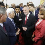 05.09.2017 Kielce. Międzynarodowy Salon Przemysłu Obronnego. Minister Antoni Macierewicz na stoisku Korei Południowej / Jarosław Kubalski  /  Radio Kielce / Kielce. Międzynarodowy Salon Przemysłu Obronnego.