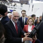 05.09.2017 Kielce. Międzynarodowy Salon Przemysłu Obronnego. Minister Antoni Macierewicz na stoisku Korei Południowej / Jarosław Kubalski  /  Radio Kielce / Kielce. Międzynarodowy Salon Przemysłu Obronnego.