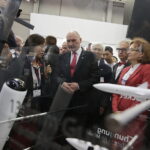 05.09.2017 Kielce. Międzynarodowy Salon Przemysłu Obronnego. Minister Antoni Macierewicz na stoisku Korei Południowej / Jarosław Kubalski  /  Radio Kielce / Kielce. Międzynarodowy Salon Przemysłu Obronnego.