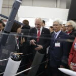 05.09.2017 Kielce. Międzynarodowy Salon Przemysłu Obronnego. Minister Antoni Macierewicz na stoisku Korei Południowej / Jarosław Kubalski  /  Radio Kielce / Kielce. Międzynarodowy Salon Przemysłu Obronnego.