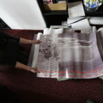 07.09.2017 Kielce. Teatr im. Stefana Żeromskiego. Przedmioty, które będą wystawione na sprzedaż podczas kiermaszu. Plakaty z autografami / Jarosław Kubalski / Radio Kielce