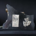 07.09.2017 Kielce. Teatr im. Stefana Żeromskiego. Przedmioty, które będą wystawione na sprzedaż podczas kiermaszu. / Jarosław Kubalski / Radio Kielce