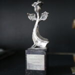 07.09.2017 Kielce. Teatr im. Stefana Żeromskiego. Przedmioty, które będą wystawione na sprzedaż podczas kiermaszu. Dzika róża dla Grzegorza Kwasa / Jarosław Kubalski / Radio Kielce