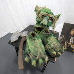 07.09.2017 Kielce. Teatr im. Stefana Żeromskiego. Przedmioty, które będą wystawione na sprzedaż podczas kiermaszu. Rekwizyty sceniczne / Jarosław Kubalski / Radio Kielce