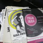 07.09.2017 Kielce. Teatr im. Stefana Żeromskiego. Przedmioty, które będą wystawione na sprzedaż podczas kiermaszu. Gazeta Teatralna / Jarosław Kubalski / Radio Kielce