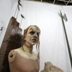 07.09.2017 Kielce. Teatr im. Stefana Żeromskiego. Przedmioty, które będą wystawione na sprzedaż podczas kiermaszu. Rekwizyty sceniczne / Jarosław Kubalski / Radio Kielce