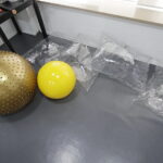 07.09.2017 Kielce. Teatr im. Stefana Żeromskiego. Przedmioty, które będą wystawione na sprzedaż podczas kiermaszu. Rekwizyty sceniczne / Jarosław Kubalski / Radio Kielce