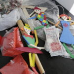 07.09.2017 Kielce. Teatr im. Stefana Żeromskiego. Przedmioty, które będą wystawione na sprzedaż podczas kiermaszu. Rekwizyty sceniczne / Jarosław Kubalski / Radio Kielce