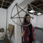 07.09.2017 Kielce. Teatr im. Stefana Żeromskiego. Przedmioty, które będą wystawione na sprzedaż podczas kiermaszu. Rekwizyty sceniczne / Jarosław Kubalski / Radio Kielce