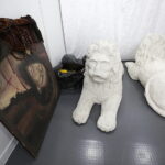 07.09.2017 Kielce. Teatr im. Stefana Żeromskiego. Przedmioty, które będą wystawione na sprzedaż podczas kiermaszu. Rekwizyty sceniczne / Jarosław Kubalski / Radio Kielce