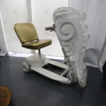 07.09.2017 Kielce. Teatr im. Stefana Żeromskiego. Przedmioty, które będą wystawione na sprzedaż podczas kiermaszu. Rekwizyty sceniczne / Jarosław Kubalski / Radio Kielce