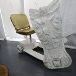 07.09.2017 Kielce. Teatr im. Stefana Żeromskiego. Przedmioty, które będą wystawione na sprzedaż podczas kiermaszu. Rekwizyty sceniczne / Jarosław Kubalski / Radio Kielce