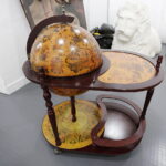 07.09.2017 Kielce. Teatr im. Stefana Żeromskiego. Przedmioty, które będą wystawione na sprzedaż podczas kiermaszu. Rekwizyty sceniczne / Jarosław Kubalski / Radio Kielce