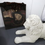 07.09.2017 Kielce. Teatr im. Stefana Żeromskiego. Przedmioty, które będą wystawione na sprzedaż podczas kiermaszu. Rekwizyty sceniczne / Jarosław Kubalski / Radio Kielce