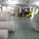 14.09.2017 Kielce. Fabryka DS Smith. Produkcja opakowań / Jarosław Kubalski / Radio Kielce