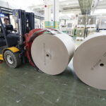 14.09.2017 Kielce. Fabryka DS Smith. Produkcja opakowań / Jarosław Kubalski / Radio Kielce