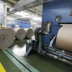 14.09.2017 Kielce. Fabryka DS Smith. Produkcja opakowań / Jarosław Kubalski / Radio Kielce