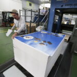 14.09.2017 Kielce. Fabryka DS Smith. Produkcja opakowań / Jarosław Kubalski / Radio Kielce