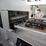 14.09.2017 Kielce. Fabryka DS Smith. Produkcja opakowań / Jarosław Kubalski / Radio Kielce