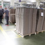 14.09.2017 Kielce. Fabryka DS Smith. Produkcja opakowań / Jarosław Kubalski / Radio Kielce