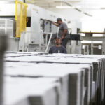 14.09.2017 Kielce. Fabryka DS Smith. Produkcja opakowań / Jarosław Kubalski / Radio Kielce