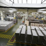 14.09.2017 Kielce. Fabryka DS Smith. Produkcja opakowań / Jarosław Kubalski / Radio Kielce