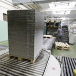 14.09.2017 Kielce. Fabryka DS Smith. Produkcja opakowań / Jarosław Kubalski / Radio Kielce