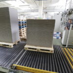 14.09.2017 Kielce. Fabryka DS Smith. Produkcja opakowań / Jarosław Kubalski / Radio Kielce