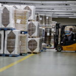 14.09.2017 Kielce. Fabryka DS Smith. Produkcja opakowań / Jarosław Kubalski / Radio Kielce