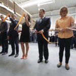 14.09.2017 Kielce. Fabryka DS Smith. Nowa hala do produkcji opakowań specjalnych. Wstęge przecinają prezes DS Smith Polska Krzysztof Sadowski, dyrektor Zakładu Opakowań Specjalnych Jacek Kutowski oraz pracownicy Olga Zapała, Anna Szkuta i Remigiusz Wojtasik / Jarosław Kubalski / Radio Kielce