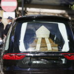 18.09.2017 Kielce. Biskup Kazimierz Ryczan nie żyje. Pierwszy dzień uroczystości pogrzebowych. Karawan z trumną wjeżdża do Domu Biskupiego, gdzie modli się rodzina zmarłego i jego najbliżsi współpracownicy / Jarosław Kubalski / Radio Kielce