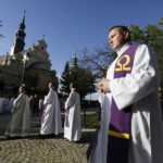 18.09.2017 Kielce. Biskup Kazimierz Ryczan nie żyje. Pierwszy dzień uroczystości pogrzebowych. Kondukt  do Bazyliki Katedralnej / Jarosław Kubalski / Radio Kielce