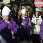 18.09.2017 Kielce. Biskup Kazimierz Ryczan nie żyje. Pierwszy dzień uroczystości pogrzebowych. Kondukt  do Bazyliki Katedralnej / Jarosław Kubalski / Radio Kielce