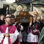 18.09.2017 Kielce. Biskup Kazimierz Ryczan nie żyje. Pierwszy dzień uroczystości pogrzebowych. Kondukt  do Bazyliki Katedralnej / Jarosław Kubalski / Radio Kielce