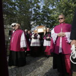 18.09.2017 Kielce. Biskup Kazimierz Ryczan nie żyje. Pierwszy dzień uroczystości pogrzebowych. Kondukt  do Bazyliki Katedralnej / Jarosław Kubalski / Radio Kielce