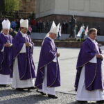 18.09.2017 Kielce. Biskup Kazimierz Ryczan nie żyje. Pierwszy dzień uroczystości pogrzebowych. Kondukt  do Bazyliki Katedralnej / Jarosław Kubalski / Radio Kielce