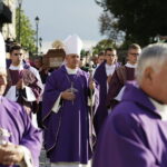 18.09.2017 Kielce. Biskup Kazimierz Ryczan nie żyje. Pierwszy dzień uroczystości pogrzebowych. Kondukt  do Bazyliki Katedralnej / Jarosław Kubalski / Radio Kielce