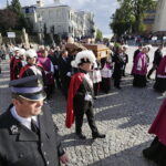 18.09.2017 Kielce. Biskup Kazimierz Ryczan nie żyje. Pierwszy dzień uroczystości pogrzebowych. Kondukt  do Bazyliki Katedralnej / Jarosław Kubalski / Radio Kielce