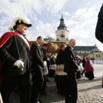 18.09.2017 Kielce. Biskup Kazimierz Ryczan nie żyje. Pierwszy dzień uroczystości pogrzebowych. Kondukt  do Bazyliki Katedralnej / Jarosław Kubalski / Radio Kielce