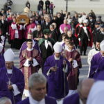 18.09.2017 Kielce. Biskup Kazimierz Ryczan nie żyje. Pierwszy dzień uroczystości pogrzebowych. Kondukt  do Bazyliki Katedralnej / Jarosław Kubalski / Radio Kielce