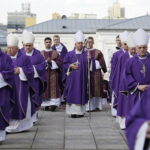 18.09.2017 Kielce. Biskup Kazimierz Ryczan nie żyje. Pierwszy dzień uroczystości pogrzebowych. Kondukt  do Bazyliki Katedralnej / Jarosław Kubalski / Radio Kielce