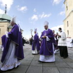 18.09.2017 Kielce. Biskup Kazimierz Ryczan nie żyje. Pierwszy dzień uroczystości pogrzebowych. Kondukt  do Bazyliki Katedralnej / Jarosław Kubalski / Radio Kielce