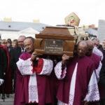 18.09.2017 Kielce. Biskup Kazimierz Ryczan nie żyje. Pierwszy dzień uroczystości pogrzebowych. Kondukt  do Bazyliki Katedralnej / Jarosław Kubalski / Radio Kielce