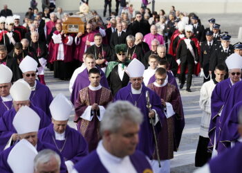 18.09.2017 Kielce. Biskup Kazimierz Ryczan nie żyje. Pierwszy dzień uroczystości pogrzebowych. Kondukt do Bazyliki Katedralnej / Jarosław Kubalski / Radio Kielce