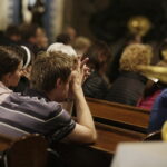 18.09.2017 Kielce. Biskup Kazimierz Ryczan nie żyje. Pierwszy dzień uroczystości pogrzebowych w Bazylice Katedralnej. Czuwanie modlitewne / Jarosław Kubalski / Radio Kielce