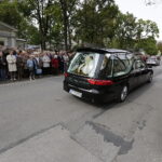 19.09.2017 Kielce. Uroczystości pogrzebowe biskupa Kazimierza Ryczana. Kondukt żałobny wkracza do kościoła Trójcy Świętej / Jarosław Kubalski / Radio Kielce